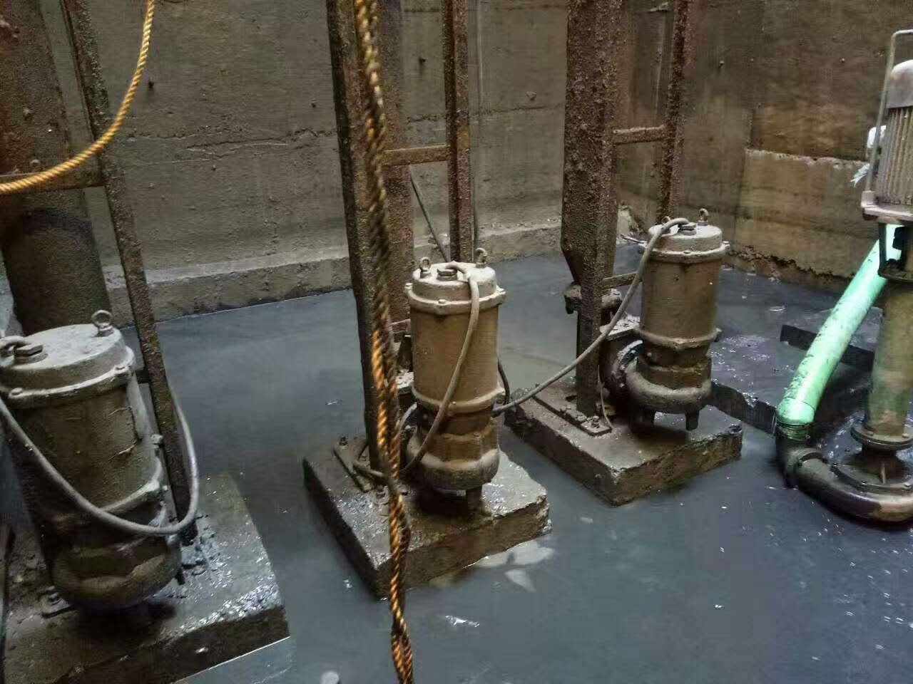 东川污水池清理