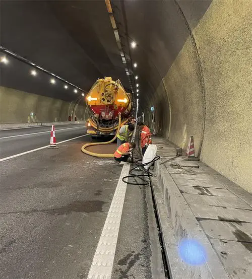 东川隧道排水渠清淤